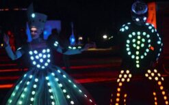 LED steltloper en lichtact boeken? De LED Prins en Licht Prinses vormen een opvallend duo met interactieve lichtperformance. Perfect voor festivals, winkelcentra en avond events.