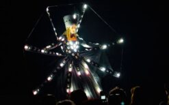 LED steltloper en lichtact boeken? De LED Prins en Licht Prinses vormen een opvallend duo met interactieve lichtperformance. Perfect voor festivals, winkelcentra en avond events.