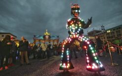 LED steltloper en lichtact boeken? De LED Prins en Licht Prinses vormen een opvallend duo met interactieve lichtperformance. Perfect voor festivals, winkelcentra en avond events.