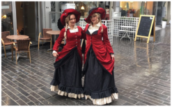 Charles Dickens Modellen: Stijlvolle ontvangst, promotie en foto-entertainment. Ontdek elegantie voor uw evenement! 🎩