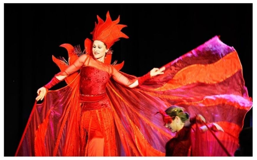 Mysterieuze Red Queens met steltloper en danseres zorgen voor elegante en mysterieuze sfeer. Deze rode act is perfect voor Valentijn, ontvangsten, festivals en evenementen met een rood thema.