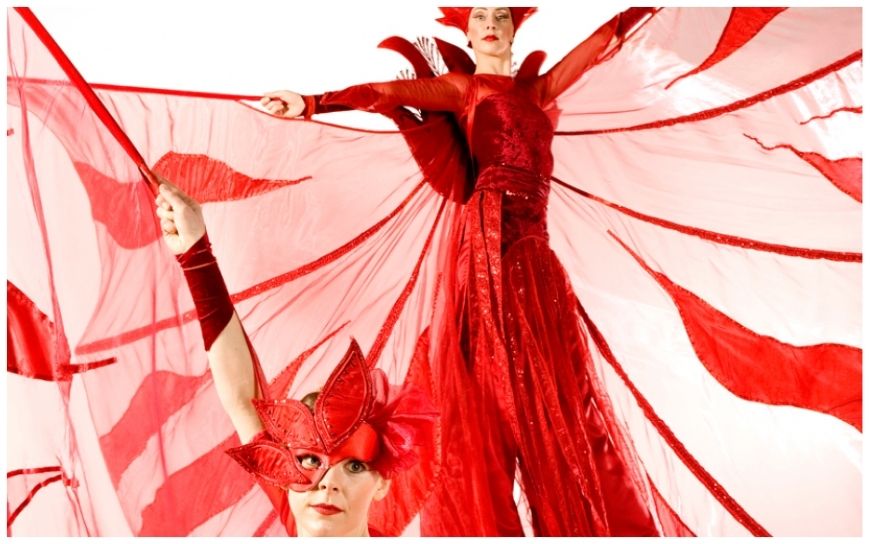 Mysterieuze Red Queens met steltloper en danseres zorgen voor elegante en mysterieuze sfeer. Deze rode act is perfect voor Valentijn, ontvangsten, festivals en evenementen met een rood thema.