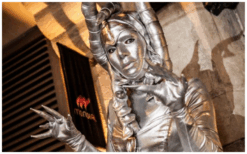 Alien Zilver Steltenlopers brengen futuristische, buitenaardse magie naar elk event. Met glinsterende kostuums en mysterieuze interactie zijn ze perfect voor festivals, winkelcentra en space-thema’s.