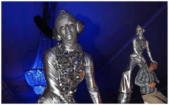 Alien Zilver Steltenlopers brengen futuristische, buitenaardse magie naar elk event. Met glinsterende kostuums en mysterieuze interactie zijn ze perfect voor festivals, winkelcentra en space-thema’s.