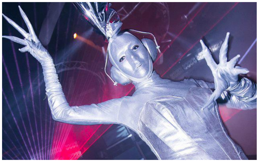 Alien Zilver Steltenlopers brengen futuristische, buitenaardse magie naar elk event. Met glinsterende kostuums en mysterieuze interactie zijn ze perfect voor festivals, winkelcentra en space-thema’s.