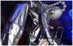 Alien Zilver Steltenlopers brengen futuristische, buitenaardse magie naar elk event. Met glinsterende kostuums en mysterieuze interactie zijn ze perfect voor festivals, winkelcentra en space-thema’s.