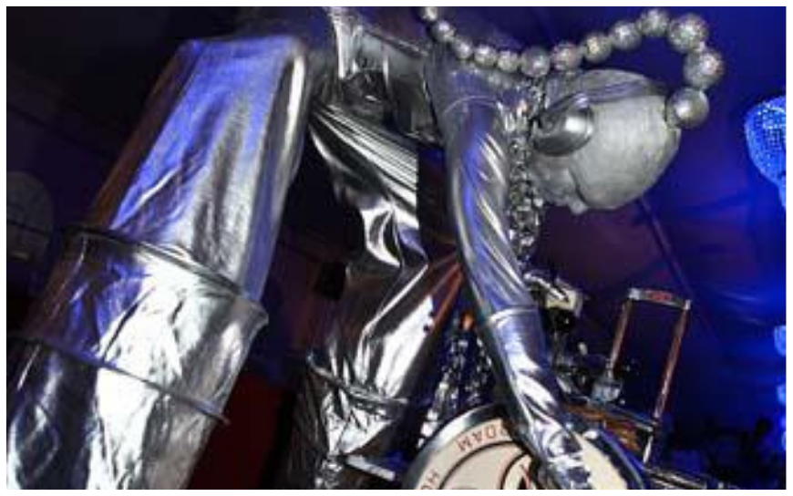 Alien Zilver Steltenlopers brengen futuristische, buitenaardse magie naar elk event. Met glinsterende kostuums en mysterieuze interactie zijn ze perfect voor festivals, winkelcentra en space-thema’s.