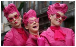 Combinatie act met Roze Zusjes en Schoonheid in Goud. Mobiele animatie en steltenlopers zorgen voor stijl, interactie en luxe sfeer bij ontvangst, beurzen, festivals en winkelcentra events