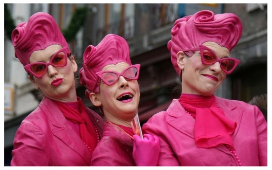 Combinatie act met Roze Zusjes en Schoonheid in Goud. Mobiele animatie en steltenlopers zorgen voor stijl, interactie en luxe sfeer bij ontvangst, beurzen, festivals en winkelcentra events