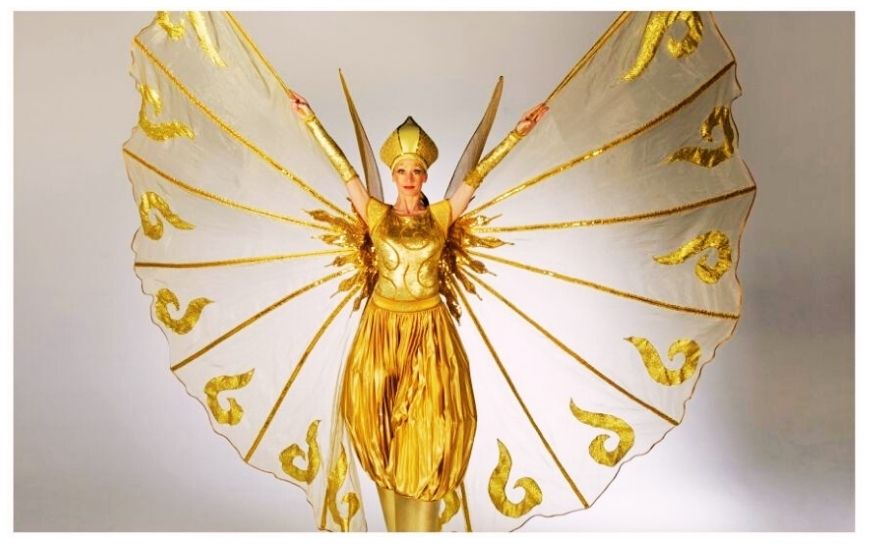 Combinatie act met Roze Zusjes en Schoonheid in Goud. Mobiele animatie en steltenlopers zorgen voor stijl, interactie en luxe sfeer bij ontvangst, beurzen, festivals en winkelcentra events