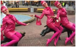 Combinatie act met Roze Zusjes en Schoonheid in Goud. Mobiele animatie en steltenlopers zorgen voor stijl, interactie en luxe sfeer bij ontvangst, beurzen, festivals en winkelcentra events