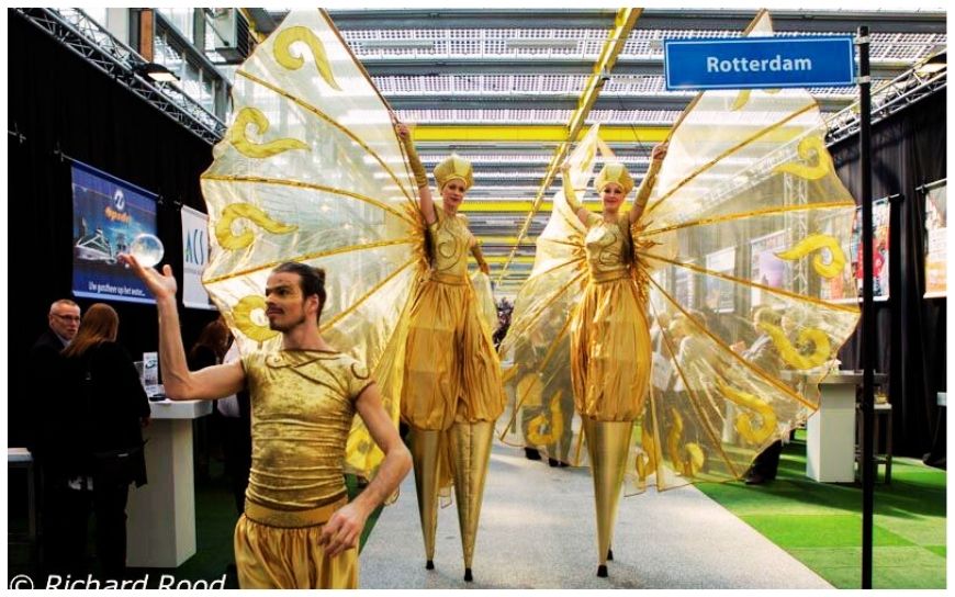 Combinatie act met Roze Zusjes en Schoonheid in Goud. Mobiele animatie en steltenlopers zorgen voor stijl, interactie en luxe sfeer bij ontvangst, beurzen, festivals en winkelcentra events