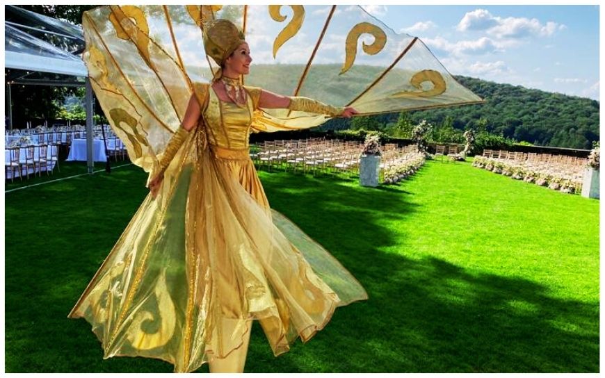 Combinatie act met Roze Zusjes en Schoonheid in Goud. Mobiele animatie en steltenlopers zorgen voor stijl, interactie en luxe sfeer bij ontvangst, beurzen, festivals en winkelcentra events