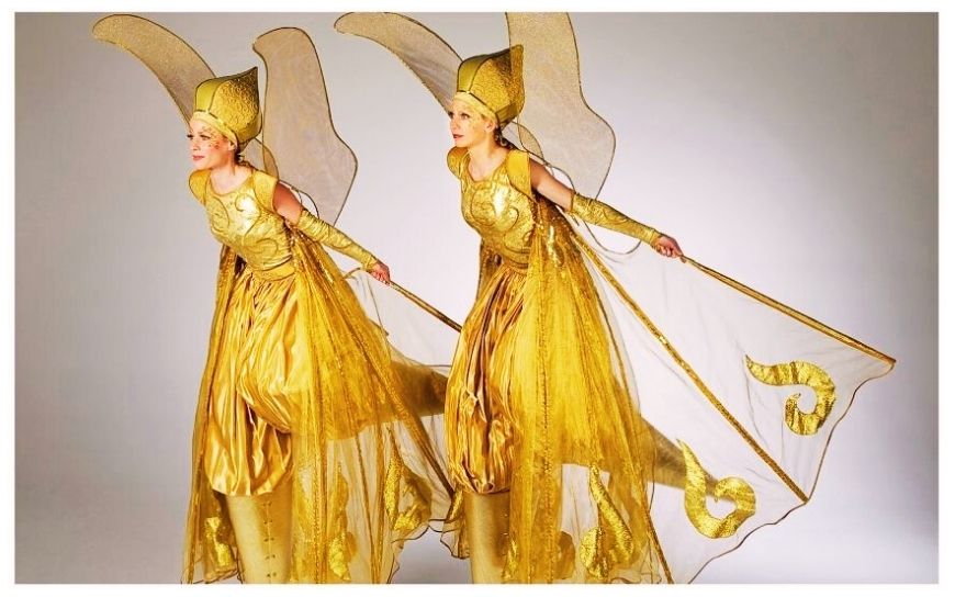 Combinatie act met Roze Zusjes en Schoonheid in Goud. Mobiele animatie en steltenlopers zorgen voor stijl, interactie en luxe sfeer bij ontvangst, beurzen, festivals en winkelcentra events