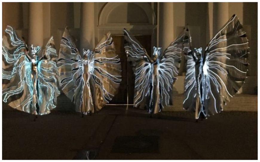 Laat de nacht oplichten met het magische schouwspel van de Colours by Night Steltenlopers en creëer een onvergetelijke ervaring voor jouw publiek!