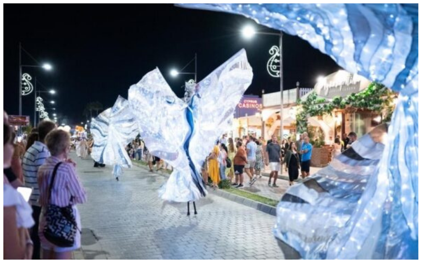 Laat de nacht oplichten met het magische schouwspel van de Colours by Night Steltenlopers en creëer een onvergetelijke ervaring voor jouw publiek!
