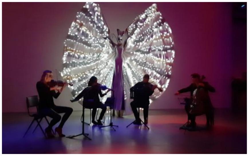 Laat de nacht oplichten met het magische schouwspel van de Colours by Night Steltenlopers en creëer een onvergetelijke ervaring voor jouw publiek!