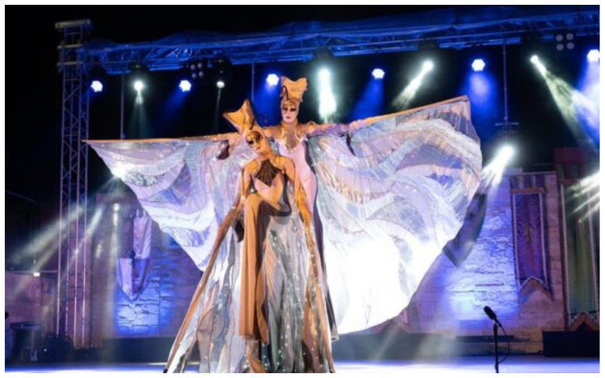 Laat de nacht oplichten met het magische schouwspel van de Colours by Night Steltenlopers en creëer een onvergetelijke ervaring voor jouw publiek!