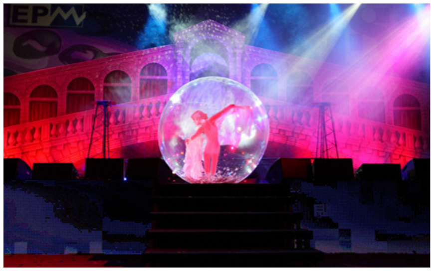 Betoverende luchtacrobatiek met keuze uit 2 acts zoals Ring, Net, Touw, Trapeze, Tissue, of Grond Acrobatiek. Ontdek de magie van beweging en zwaartekracht!