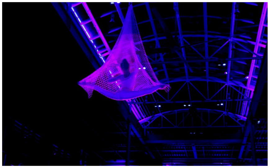 Betoverende luchtacrobatiek met keuze uit 2 acts zoals Ring, Net, Touw, Trapeze, Tissue, of Grond Acrobatiek. Ontdek de magie van beweging en zwaartekracht!