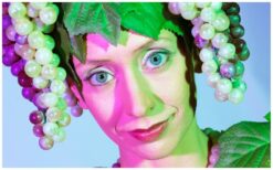 Druiven Dames animatieact met natuurlijke uitstraling. Deze groene act is inzetbaar als ontvangst of mobiele animatie en kan worden uitgebreid met een plateau vol echte druiven voor interactie.