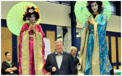 Ervaar betoverende Geisha's Steltenlopers: Japanse elegantie in zijden kimono's. Perfect voor oosterse feesten. Boek nu uniek en flexibel entertainment!