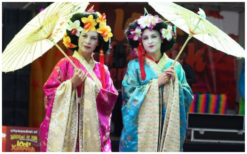 Ervaar betoverende Geisha's Steltenlopers: Japanse elegantie in zijden kimono's. Perfect voor oosterse feesten. Boek nu uniek en flexibel entertainment!