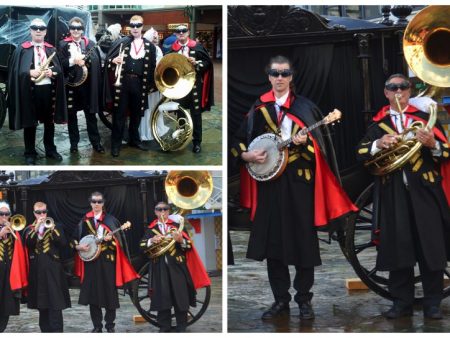 Boek het Halloween Dixieland Looporkest voor een onvergetelijk evenement. Breed repertoire, flexibele bezetting. Swingend of ontspannen, het perfecte geluid voor uw feest!