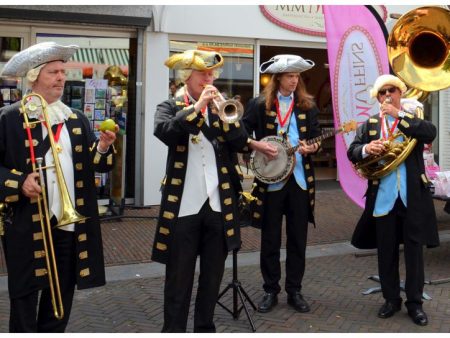 Boek het Markiezen Dixieland Looporkest voor een onvergetelijk evenement. Breed repertoire, flexibele bezetting. Swingend of ontspannen, het perfecte geluid voor uw feest!