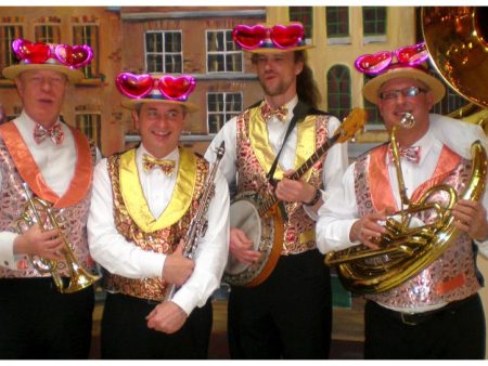 Boek het Valentijns Dixieland Looporkest voor een onvergetelijk evenement. Breed repertoire, flexibele bezetting. Swingend of ontspannen, het perfecte geluid voor uw feest!