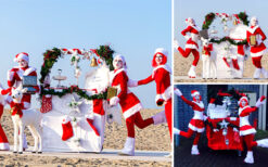 Twee Kerst Stewardessen in rood-witte kerstkostuums met hun feestelijk versierde kerstkar