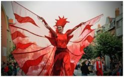 Rood wit blauw steltlopers zorgen voor vrolijk en feestelijk entertainment. Deze steltenact is perfect voor Koningsdag, festivals en winkelcentra en brengt een echte Hollandse sfeer.