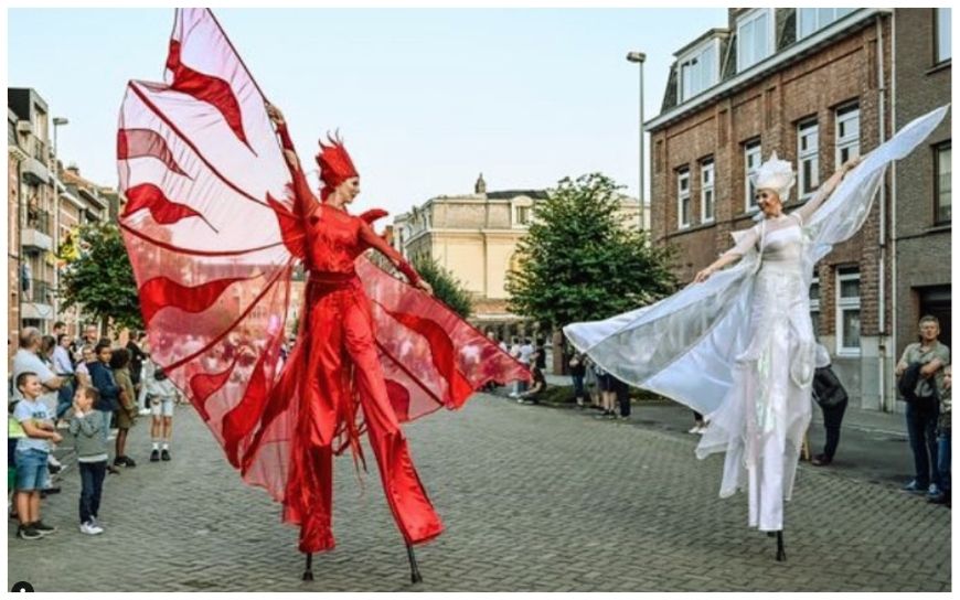 Rood wit blauw steltlopers zorgen voor vrolijk en feestelijk entertainment. Deze steltenact is perfect voor Koningsdag, festivals en winkelcentra en brengt een echte Hollandse sfeer.