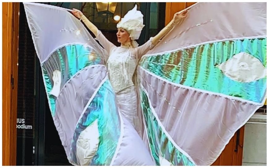 Rood wit blauw steltlopers zorgen voor vrolijk en feestelijk entertainment. Deze steltenact is perfect voor Koningsdag, festivals en winkelcentra en brengt een echte Hollandse sfeer.