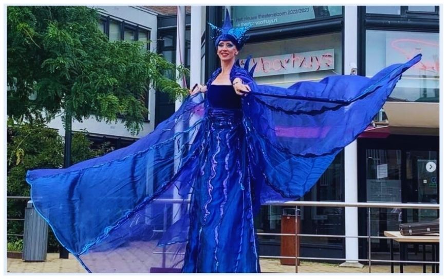 Rood wit blauw steltlopers zorgen voor vrolijk en feestelijk entertainment. Deze steltenact is perfect voor Koningsdag, festivals en winkelcentra en brengt een echte Hollandse sfeer.