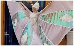 White Cristal steltlopers zorgen voor lichte en elegante sfeer op evenementen. Deze witte steltenact is geschikt voor ontvangst, festivals en winterthema’s en brengt rust, stijl en uitstraling.