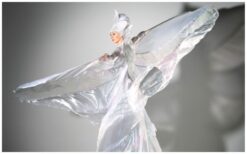 White Cristal steltlopers zorgen voor lichte en elegante sfeer op evenementen. Deze witte steltenact is geschikt voor ontvangst, festivals en winterthema’s en brengt rust, stijl en uitstraling.