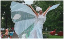 White Cristal steltlopers zorgen voor lichte en elegante sfeer op evenementen. Deze witte steltenact is geschikt voor ontvangst, festivals en winterthema’s en brengt rust, stijl en uitstraling.