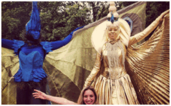 Pauwen Steltenlopers met kleurrijke veren en sierlijke bewegingen brengen magie, elegantie en kleur naar elk evenement. Een opvallende blikvanger voor festivals, winkelcentra, ontvangst en themafeesten.