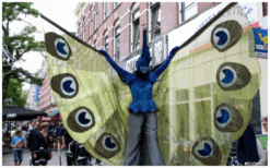 Pauwen Steltenlopers met kleurrijke veren en sierlijke bewegingen brengen magie, elegantie en kleur naar elk evenement. Een opvallende blikvanger voor festivals, winkelcentra, ontvangst en themafeesten.