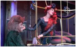 De Zingende Nachtegaal en de Kat: Een muzikaal liefdesverhaal 🎶❤️ In dit betoverende sprookje raakt een Kat verliefd op de prachtige zang van de Nachtegaal. Om haar hart te veroveren, besluit hij vegetariër te worden – een grote verandering uit liefde. Samen reizen ze de wereld rond en delen ze hun muziek met iedereen die wil luisteren. Deze bijzondere act combineert romantiek, humor en live muziek in een sprookjesachtige setting. De zingende Nachtegaal in haar kooi voegt een speels en uniek element toe. Perfect voor bruiloften, evenementen en festivals waar liefde en muziek samenkomen!