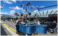 De Zingende Nachtegaal en de Kat: Een muzikaal liefdesverhaal 🎶❤️ In dit betoverende sprookje raakt een Kat verliefd op de prachtige zang van de Nachtegaal. Om haar hart te veroveren, besluit hij vegetariër te worden – een grote verandering uit liefde. Samen reizen ze de wereld rond en delen ze hun muziek met iedereen die wil luisteren. Deze bijzondere act combineert romantiek, humor en live muziek in een sprookjesachtige setting. De zingende Nachtegaal in haar kooi voegt een speels en uniek element toe. Perfect voor bruiloften, evenementen en festivals waar liefde en muziek samenkomen!