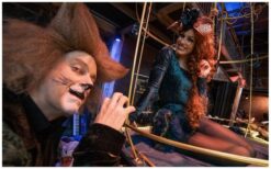 De Zingende Nachtegaal en de Kat: Een muzikaal liefdesverhaal 🎶❤️ In dit betoverende sprookje raakt een Kat verliefd op de prachtige zang van de Nachtegaal. Om haar hart te veroveren, besluit hij vegetariër te worden – een grote verandering uit liefde. Samen reizen ze de wereld rond en delen ze hun muziek met iedereen die wil luisteren. Deze bijzondere act combineert romantiek, humor en live muziek in een sprookjesachtige setting. De zingende Nachtegaal in haar kooi voegt een speels en uniek element toe. Perfect voor bruiloften, evenementen en festivals waar liefde en muziek samenkomen!