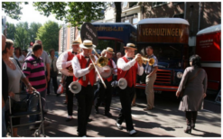 Dit Dixieland Orkest Rode Vest met Rieten Hoedje speelt een voor iedereen herkenbaar repertoire in dixie-stijl.
