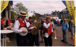 Dit Dixieland Orkest Rode Vest met Rieten Hoedje speelt een voor iedereen herkenbaar repertoire in dixie-stijl.