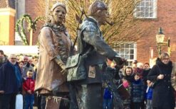 Duo Hout Winters is een komische winterse straattheateract met houten personages. Mobiel kerstentertainment vol humor en interactie, perfect voor kerstmarkten, winkelcentra en winterevenementen.