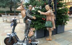 Duo Hout Winters is een komische winterse straattheateract met houten personages. Mobiel kerstentertainment vol humor en interactie, perfect voor kerstmarkten, winkelcentra en winterevenementen.