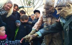 Duo Hout Winters is een komische winterse straattheateract met houten personages. Mobiel kerstentertainment vol humor en interactie, perfect voor kerstmarkten, winkelcentra en winterevenementen.