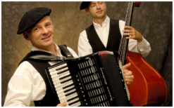 Betoverend Frans Chansons Duo: Accordeonist en Gitarist brengen romantiek en gezelligheid. Ideaal voor ontvangst en mobiele acts. 🎶🇫🇷