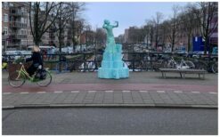 IJS Levend Standbeeld als winterse eyecatcher op evenementen. Dit levende beeld lijkt een ijssculptuur en komt soms sierlijk tot leven. Perfect voor ontvangst, winkelcentra en winter thema’s.